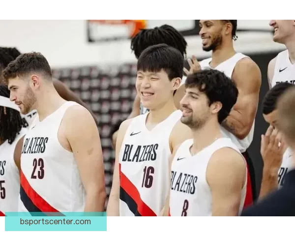 开拓者全家福定格克林根C位杨瀚森紧随昔日老大角落利拉德